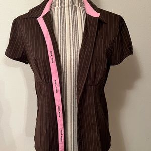 Brown button up shirt with pink and white pin stripes. Size M. ❤️